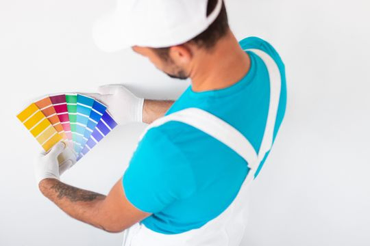 Pintor con paleta de colores