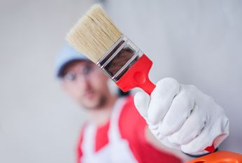 Pintor con brocha en mano